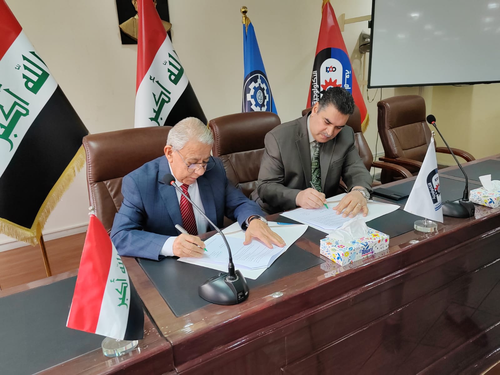 يحرص السيد عميد كلية الهندسة في جامعة التراث على توسيع آفاق التعاون بين اقسام الكلية والأقسام المناظرة في الجامعات الحكومية وقد أشرف على توقيع مذكرات التعاون و التوامة للارتقاء بالرصانة العلمية و الأكاديمية لأقسام الكلية: ١. توقيع مذكرة التعاون والتوامة بين قسم هندسة الطائرات في جامعة التراث وقسم الهندسة الميكانيكية في الجامعة التكنولوجية.